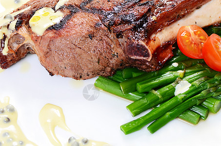 羊肉夹在烧烤架上食物架子菜肴奢华用餐餐厅薯条课程盘子午餐图片