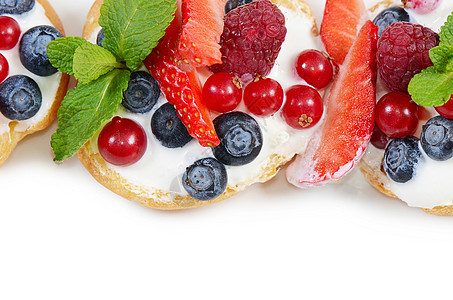 果子 草莓和草莓的利润小吃盘子薄荷鞭打馅饼蛋糕面包水果食物宏观图片