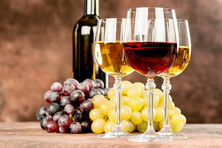 葡萄和葡萄庆典黄色棕色食物饮料水果高脚杯玻璃杯子酒精图片