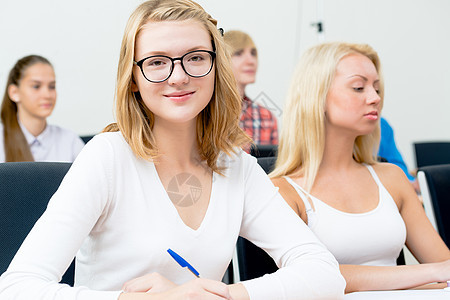 课堂上的学生人数技术幸福黑板学习蓝色女性学习者青年大学男性图片