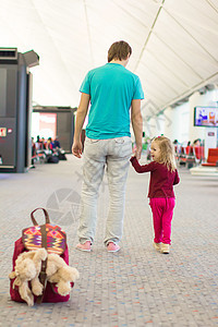 和爸爸在机场的小女孩 在机场等飞机图片
