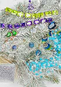 在fir树上的珠宝庆典宏观首饰戒指照片金子金属枞树礼物婚礼图片