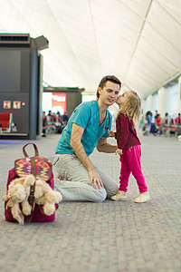 可爱的小可爱女孩和年轻父亲在机场走来走去图片