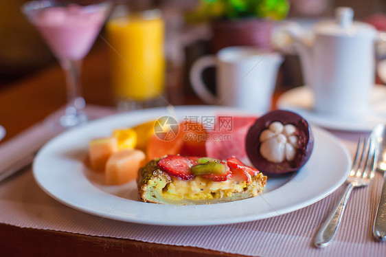 带水果和咖啡的菲利平诺早餐图片