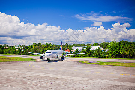 大飞机降落在奇岛的小型机场上 离奇岛很近情调涡轮翅膀跑道自由引擎旅行飞机场航班梯子图片