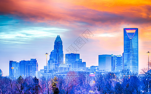 天亮时刻刻着皇后城的天线建筑物城市高楼蓝色小时旅行太阳质量控制红色摩天大楼背景图片