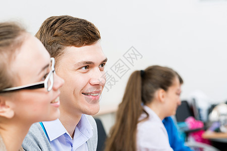 课堂上的学生人数男人微笑技术女孩同学学习大学班级桌子女性图片