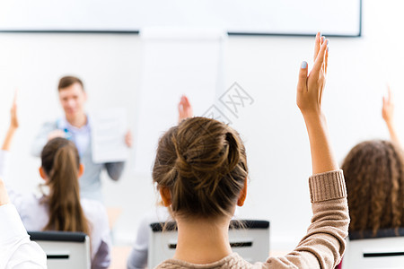 女性在班级中举起的手女士手臂教育专注青少年桌子注意力教育家团体工作图片