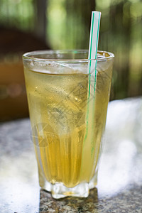 以玻璃杯中的新饮果汁柠檬汽水苏打工作室覆盆子薄荷饮料食物反射图片
