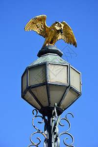 有灯的猫头鹰雕像图片
