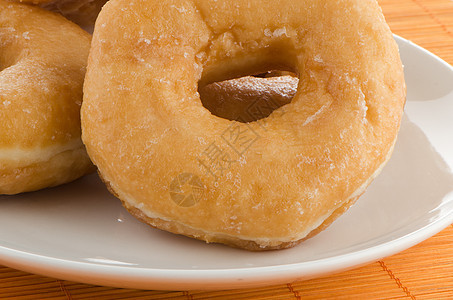 盘子上的甜甜圈垃圾面包早餐蛋糕营养包子咖啡育肥饮食小吃图片