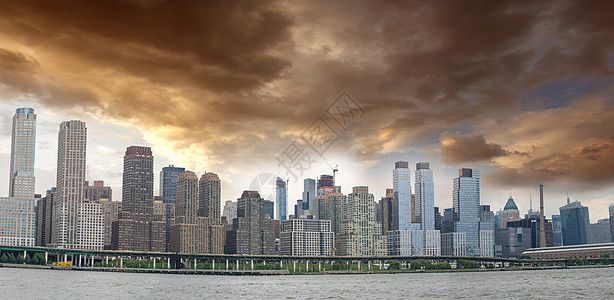 曼哈顿东城全景 天空多云图片
