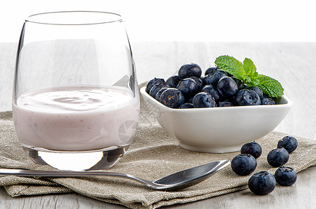 带新鲜蓝莓的酸奶小吃饮食蓝色团体水果谷物茶点浆果宏观营养图片