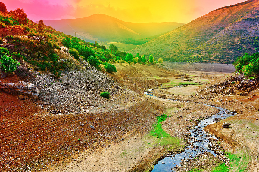江河爬坡国家日出太阳溪流阳光生态峡谷牧场流动图片