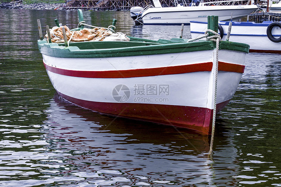 船舶停泊在港口血管天空假期红色白色绿色岛屿海岸奢华海滩图片
