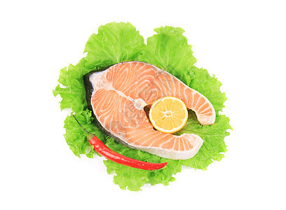 沙拉叶上的新鲜鲑鱼牛排餐厅柠檬红色食物饮食胡椒鳟鱼营养香料黄色图片
