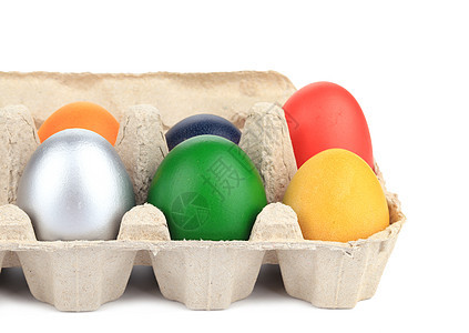 装满彩色鸡蛋的纸箱动物市场生活饮食纸板宏观椭圆形产品盒子蛋壳背景图片