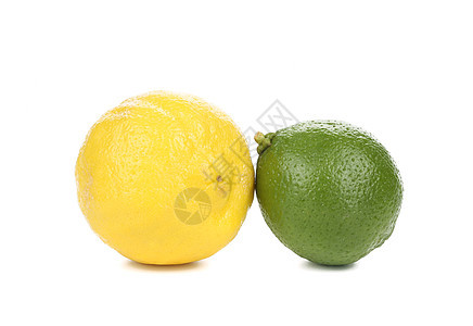 新鲜的柠檬和柠檬白色水果工作室黄色果汁绿色热带叶子图片