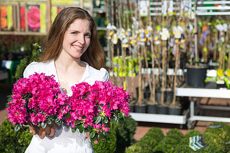 花园中心或花店的顾客摆着一束鲜花温室女性园丁绿色植物零售零售商房子花艺店铺客户图片