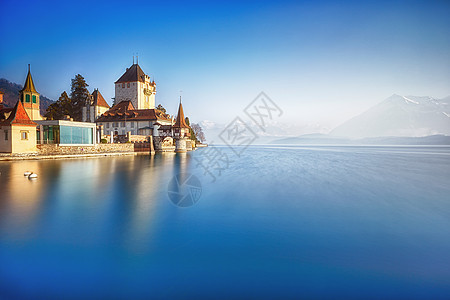 瑞士Thun湖上的Oberhofen城堡图片