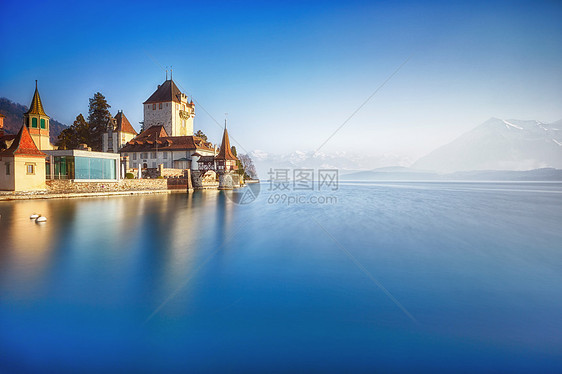 瑞士Thun湖上的Oberhofen城堡图片