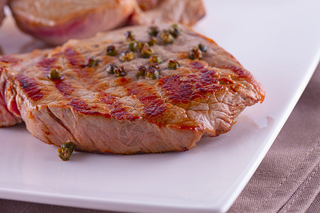 肉蔬菜美食牛肉绿色营养木板烹饪白色迷迭香腰部图片