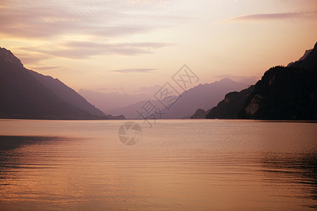 苏威湖日落环境蓝色橙子天空支撑太阳山脉反射旅行假期图片
