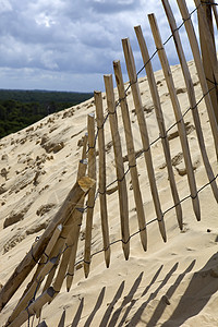 栅栏海岸爬坡旅行脚印游客沙丘天空晴天地标旅游图片