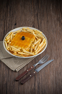 弗朗西辛哈在盘子上香肠营养外观静物餐巾美食餐厅木头图片