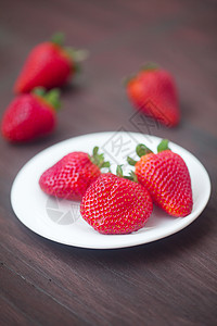 木质表面板块上的红色多汁草莓美味桌子营养盘子烹饪食物浆果乡村水果木头图片