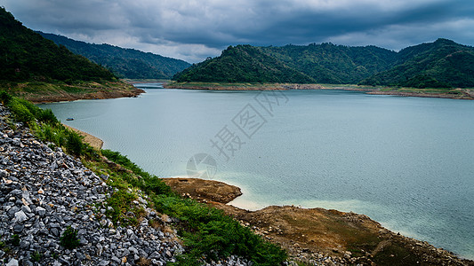 Nakhon Nay河和大坝的山背面图片