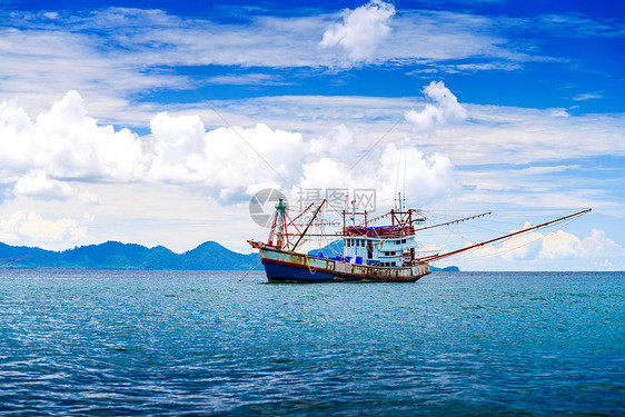 泰国安达曼海的渔船晴天场景血管渔夫地平线运输海滩日落支撑旅行图片