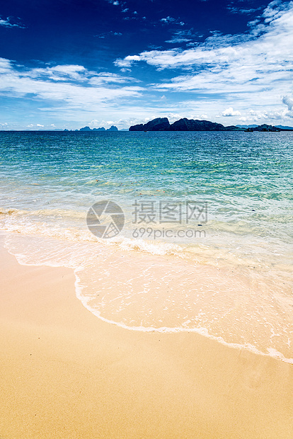 克拉丹岛 泰国安达曼海的一个岛屿蓝色旅行风景天空热带太阳假期阳光海浪场景图片