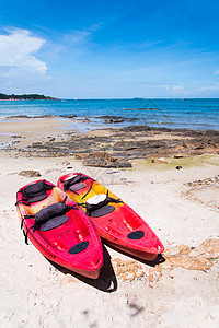 热带海滩上的皮划艇晴天情调水晶蓝色皮艇旅行异国天空天堂旅游图片