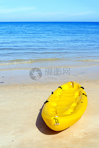 热带海滩上的皮划艇异国情调风景旅行支撑皮艇岩石旅游蓝色珊瑚图片