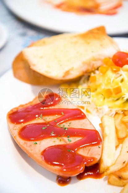 法式薯条 番茄酱香肠土豆早餐食物脂肪盘子饮食垃圾热狗小吃油炸图片