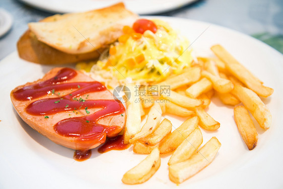 法式薯条 番茄酱香肠饮食小吃盘子脂肪垃圾热狗食物美食土豆午餐图片