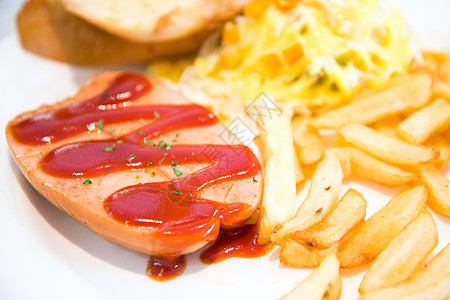 法式薯条 番茄酱香肠油炸盘子热狗面包垃圾香肠饮食土豆午餐美食图片