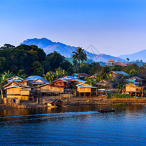 在最长的木桥和漂浮城镇人行道建筑学绳索游客公园旅行旅游木头溪流岩石图片