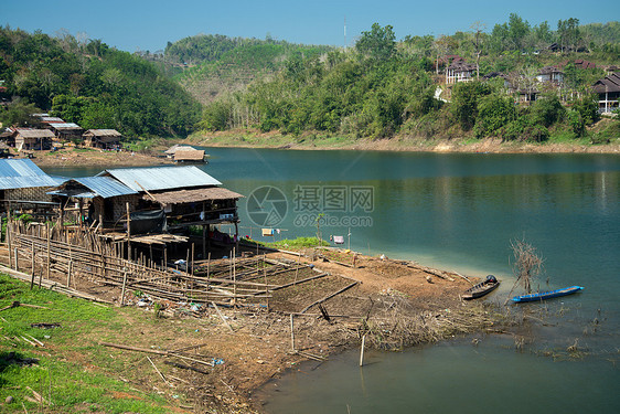 泰国的浮动城镇蓝色远足木头森林小路旅游地标人行道岩石建筑学图片