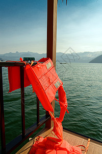 挂在木材上的救生衣漂浮空气航行救援游泳者情况救生圈背心游泳预防图片