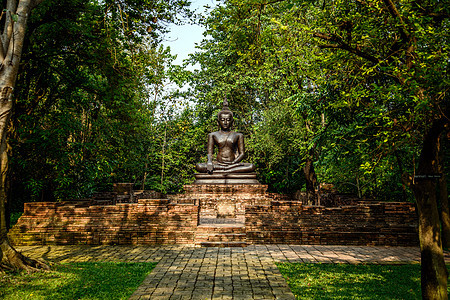 坐在泰国金座的佛像上雕塑天空精神建筑遗产崇拜历史性纪念碑宝塔连体图片