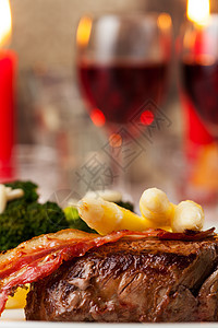 烤牛排加羊肉肉汁玻璃熏肉奖章红色牛肉杏仁蛋黄蜡烛烧烤图片