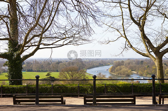 里士满在泰晤士河中观光空间旅游旅行景点荒野公园长凳历史性长椅图片