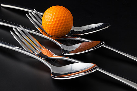 黑桌上的叉子和勺子运动午餐圆圈不锈钢黑色食物合金厨房球座早餐图片