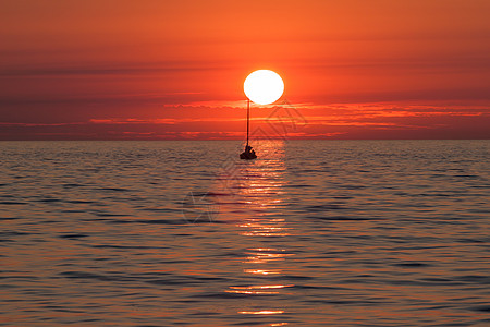 日落时出航自由气氛海景天空帆船阳光太阳旅行海浪游客图片