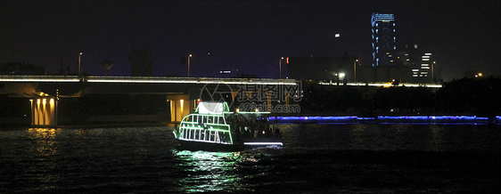 夜里在珍珠河上行驶的船运动天际流动中心海浪珍珠建筑学场景建筑师交通运输图片