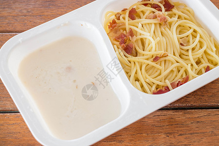 盒加培根和奶酪的意大利面面包盒图片