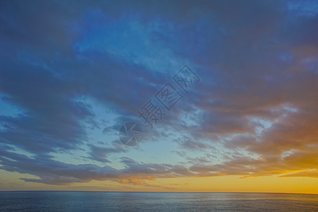 日落时的彩云天际全景风暴海滩日出气氛红色阳光黄色戏剧性图片