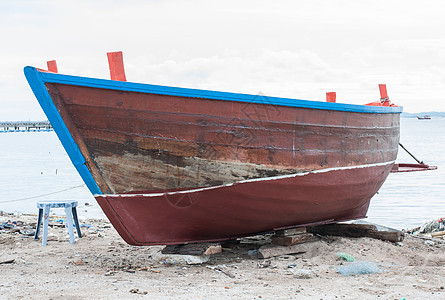 海滩上的木子船木头海浪假期支撑海岸海岸线旅游天空海洋阳光图片